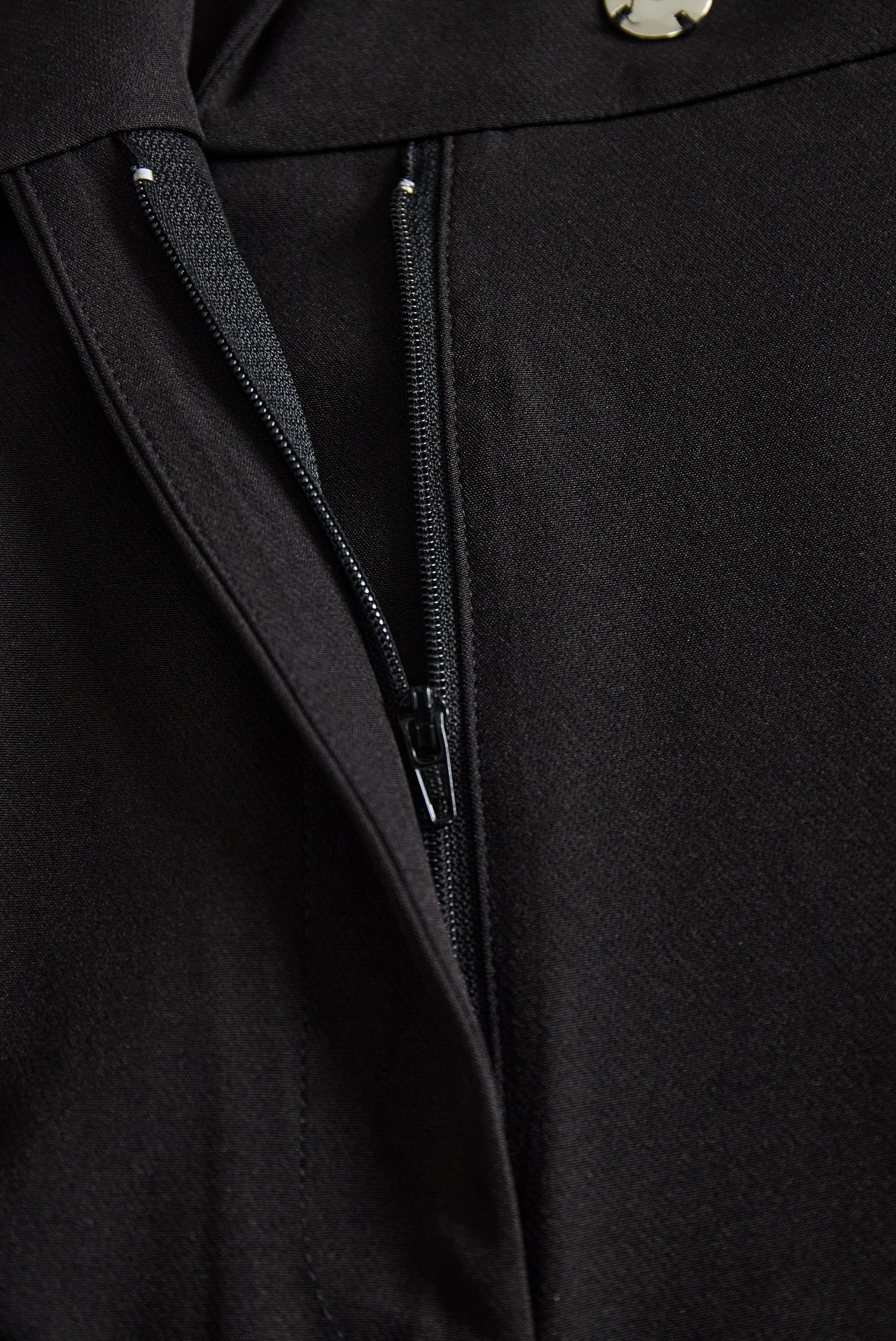 Klasični kombinezon s pasom v slonokoščeni barvi