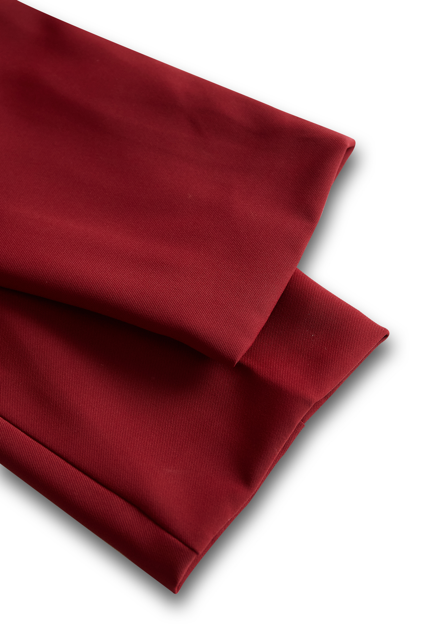 Elegantna bela obleka z ovratnikom mandarin in dizajnom pasu