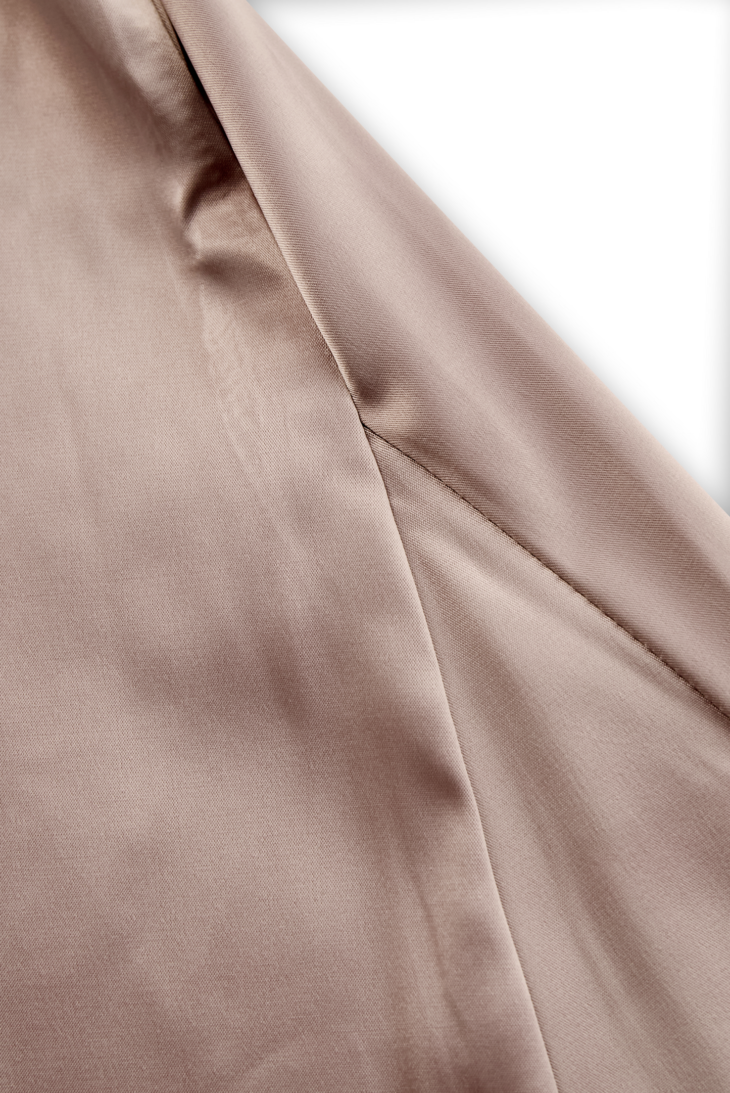 Šampanjska satenasta obleka na eno ramo