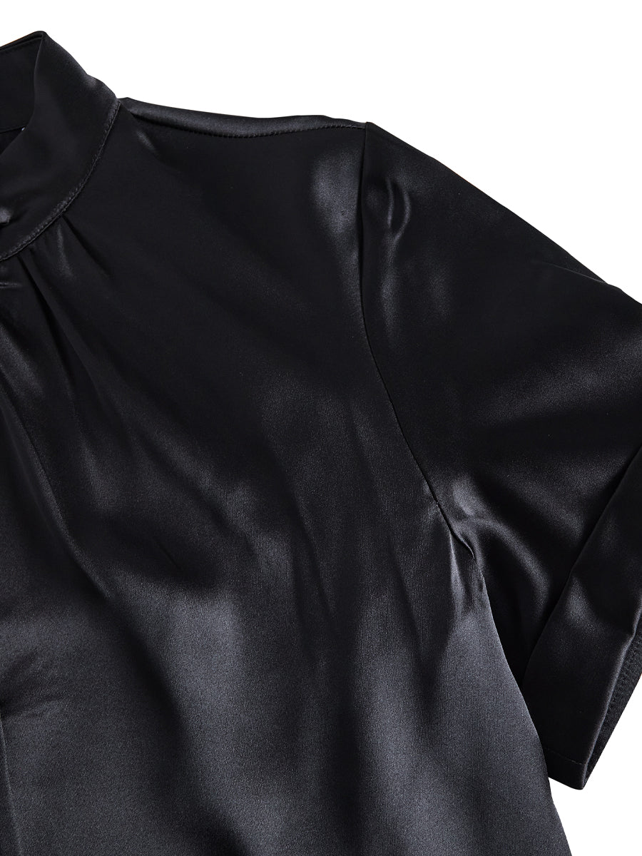 Prefinjena bela satenasta bluza z modernim izrezom v obliki ključavnice