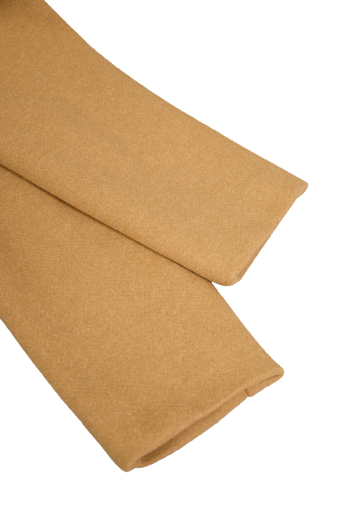 Šik dvoredni bel plašč s črno obrobo