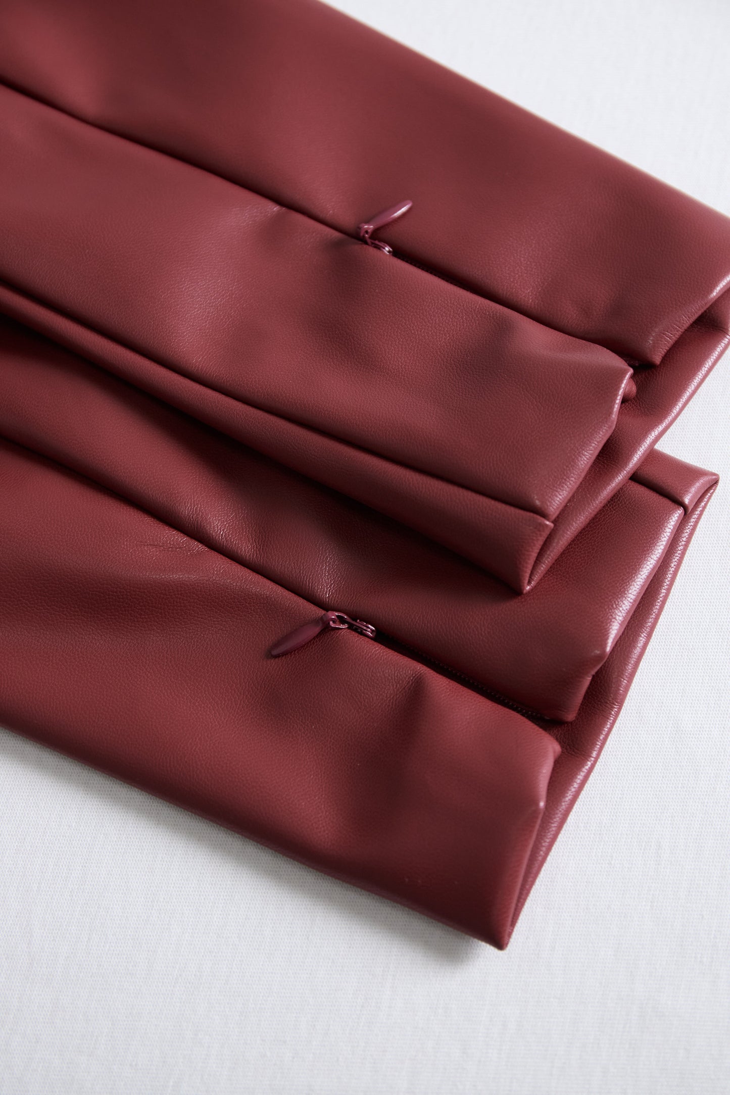 Prefinjena črna oprijeta obleka iz umetnega usnja