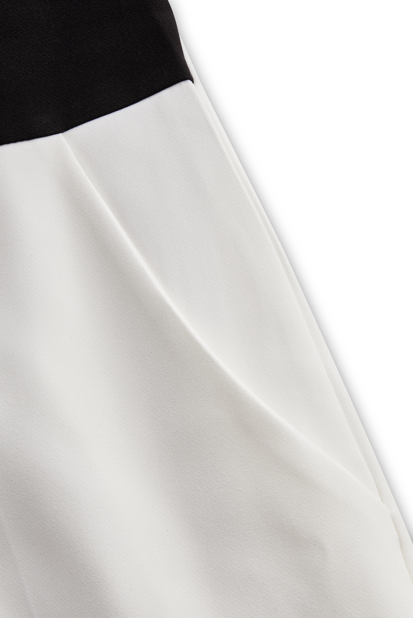 Eleganten bel kombinezon z dvojnimi gumbi in črnim reverjem 