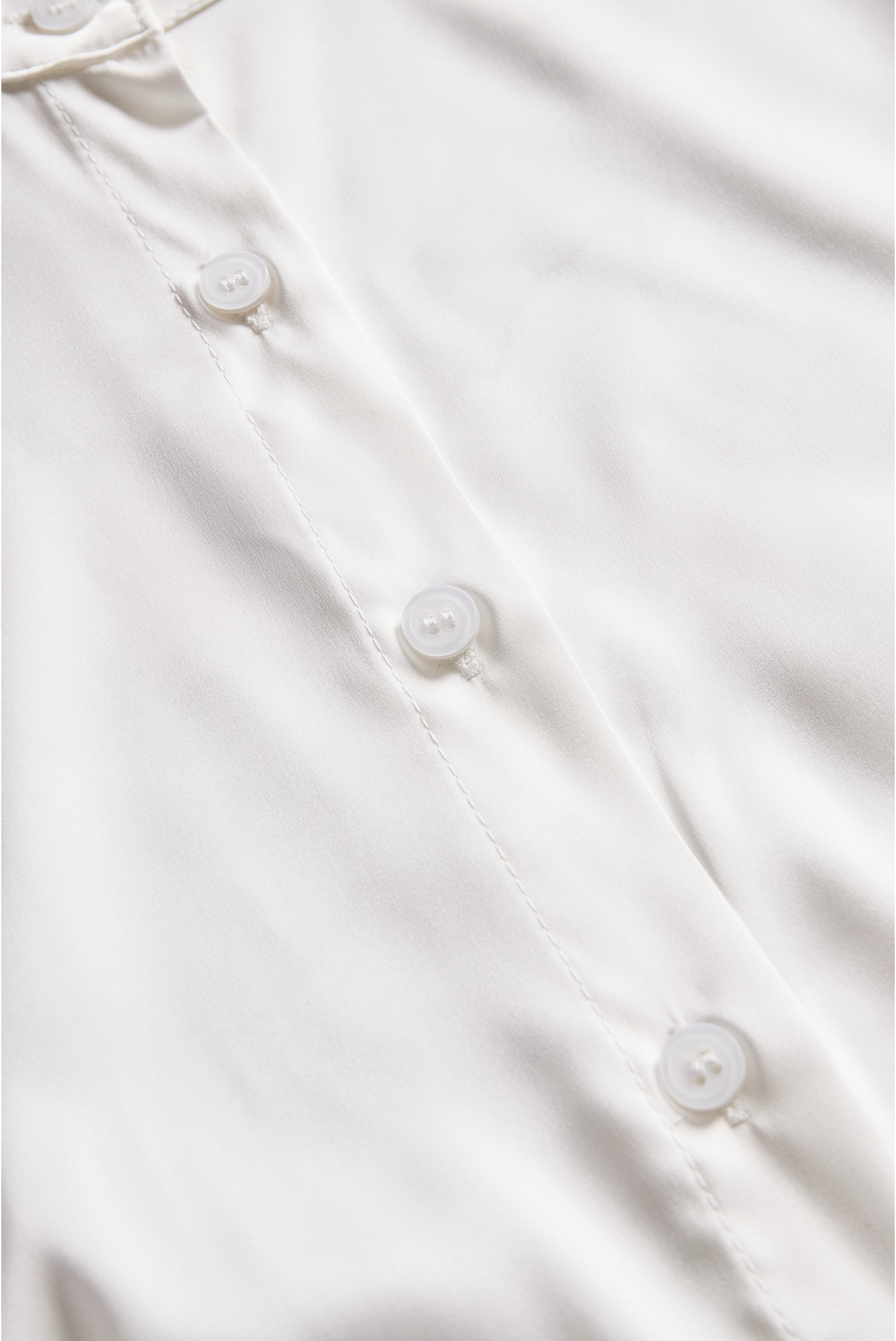 Razkošna svilena satenasta bluza s krojenim krojem 