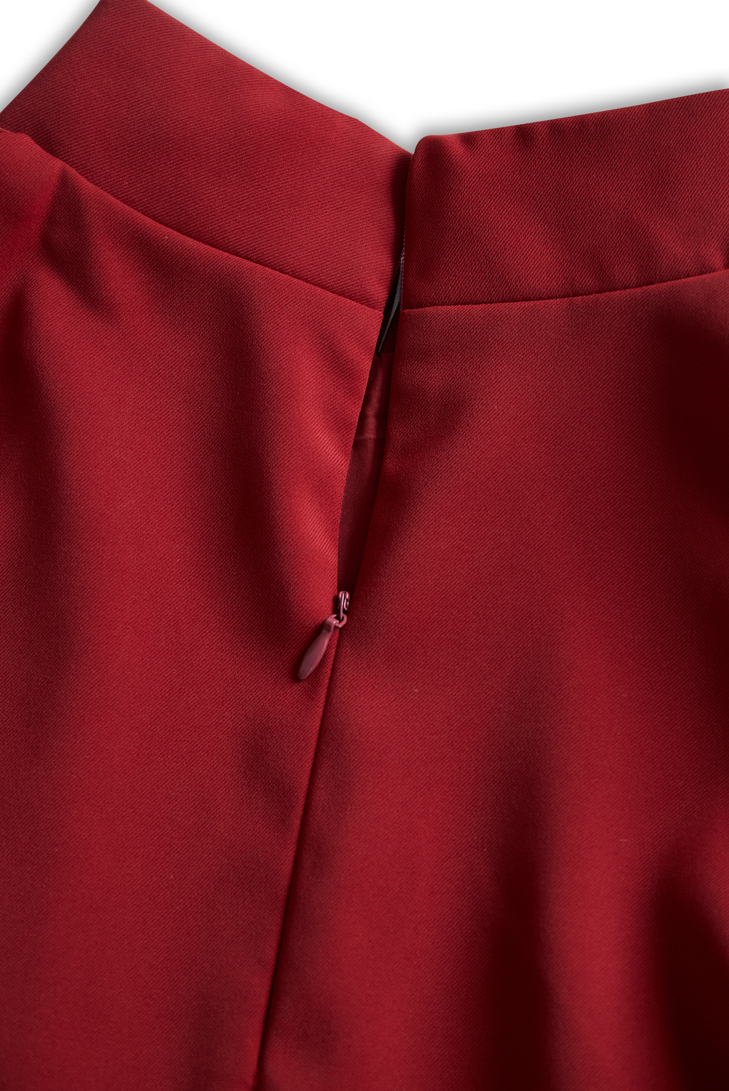 Elegantna bela obleka z ovratnikom mandarin in dizajnom pasu