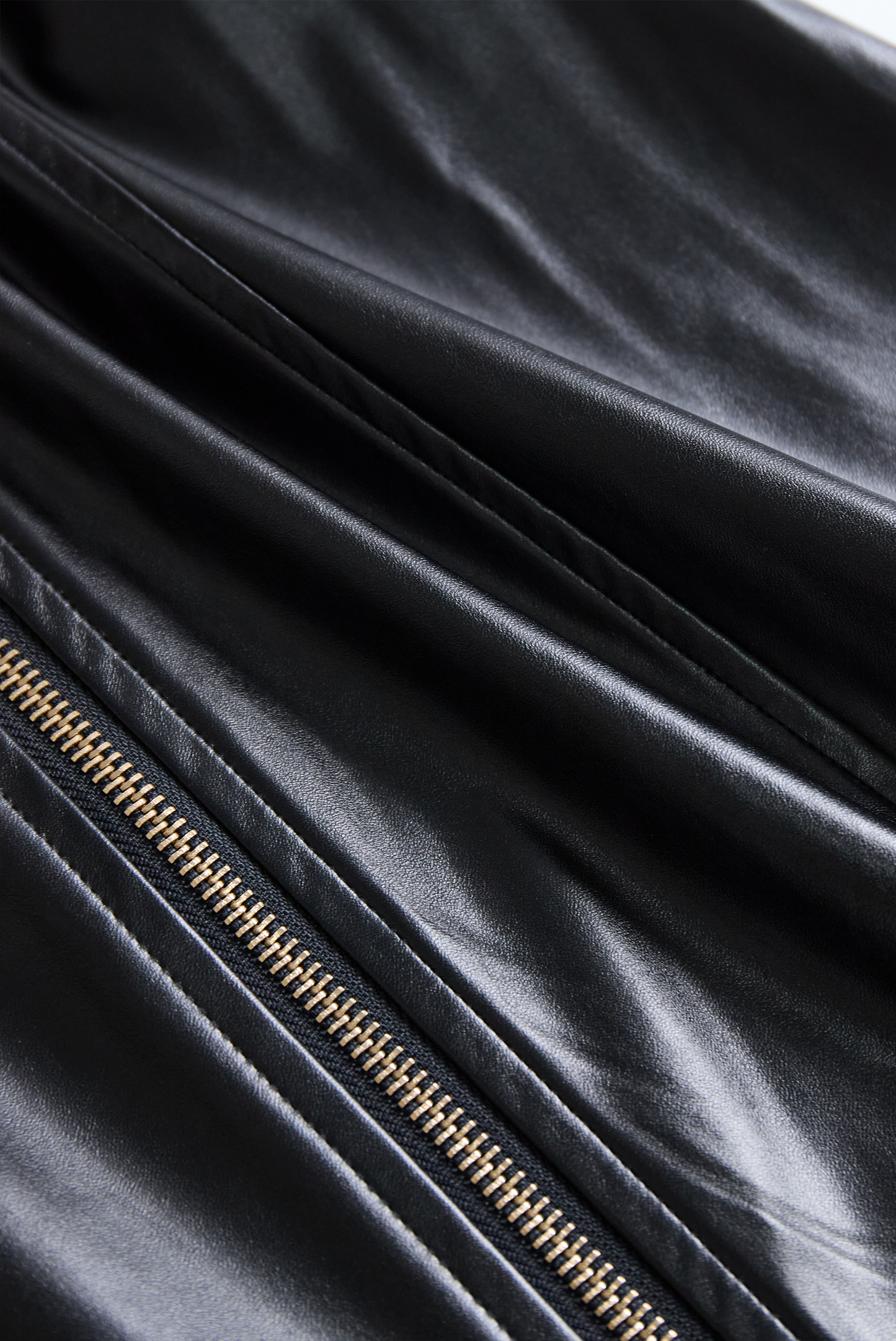 Elegantna črna obleka iz umetnega usnja z zadrgo spredaj 