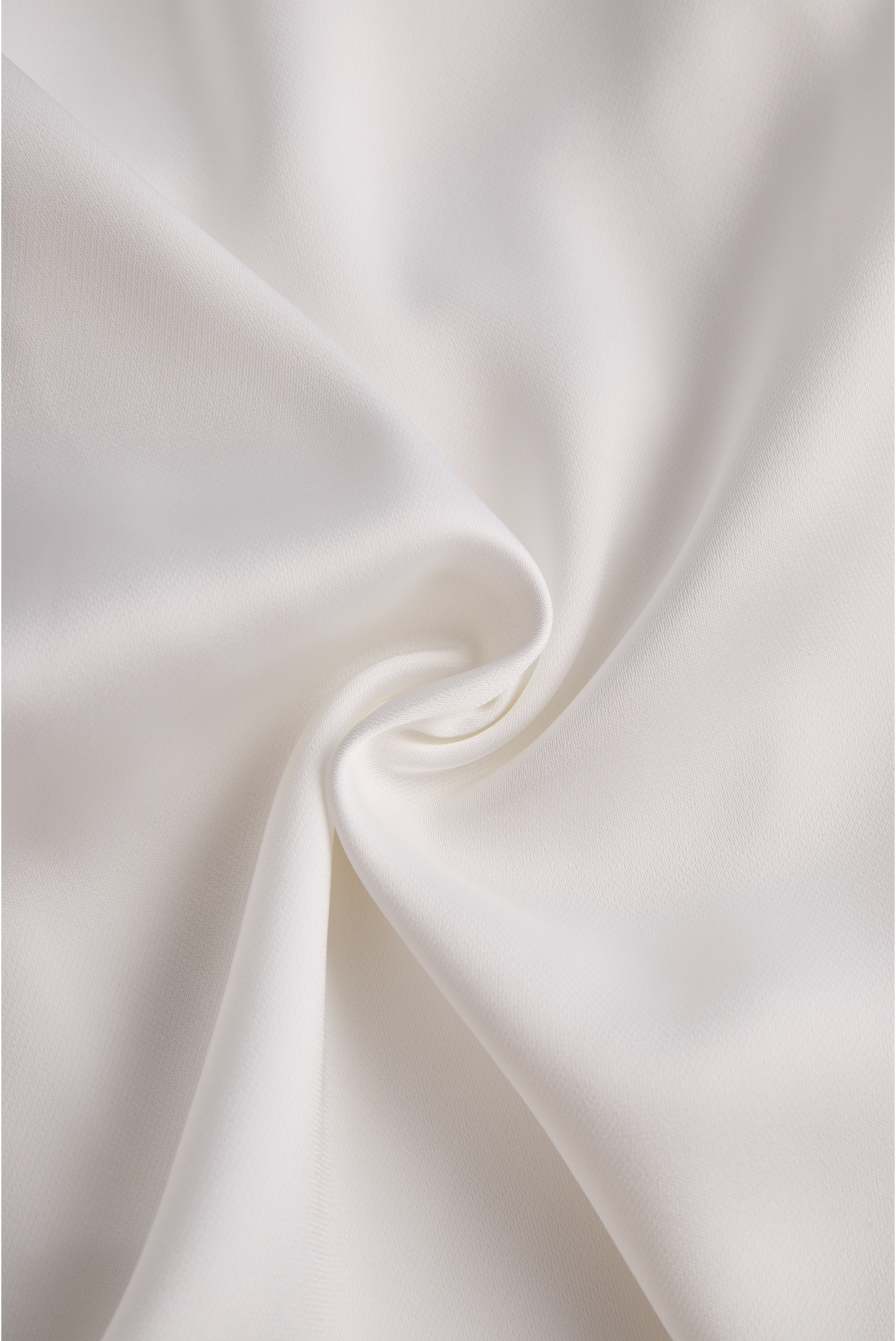 Eleganten satenast kombinezon z nastavljivo ogrlico in enojno verižico