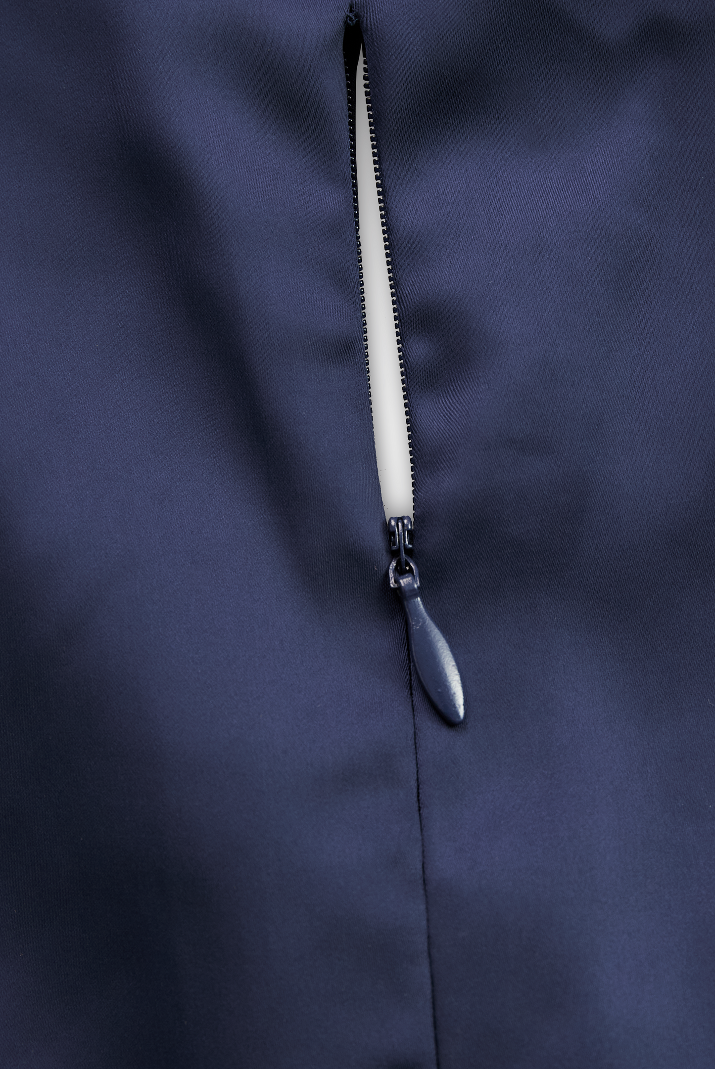 Satenasta midi obleka z drapiranim ovratnikom v vintage slogu 