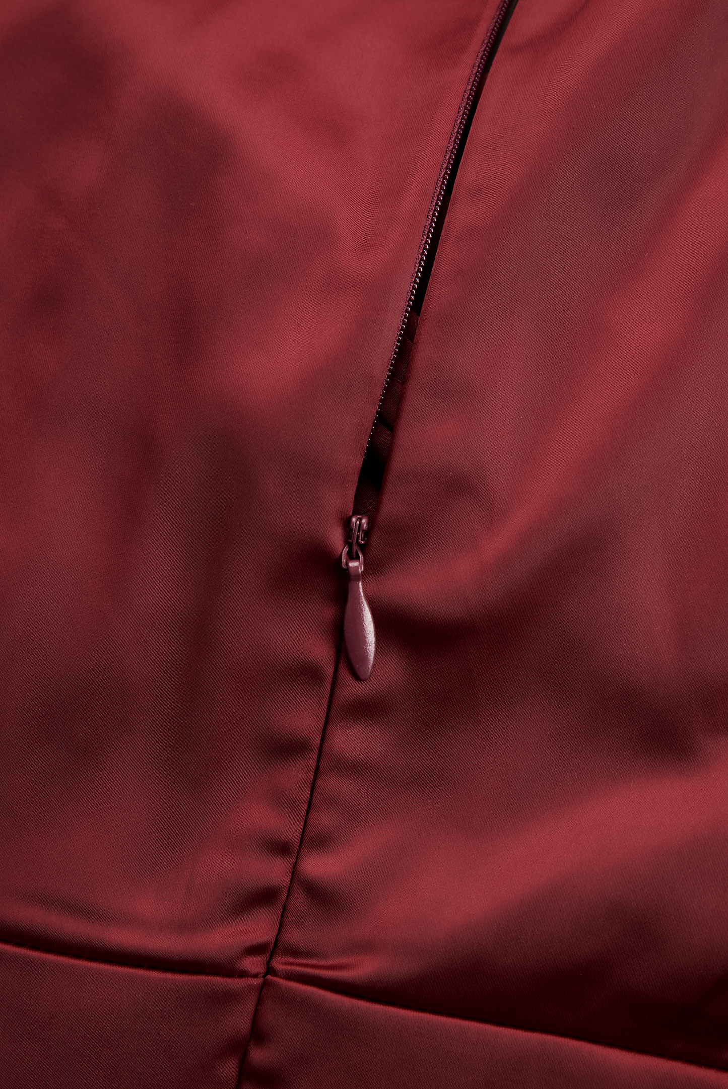 Satenasta midi obleka z drapiranim ovratnikom v vintage slogu 