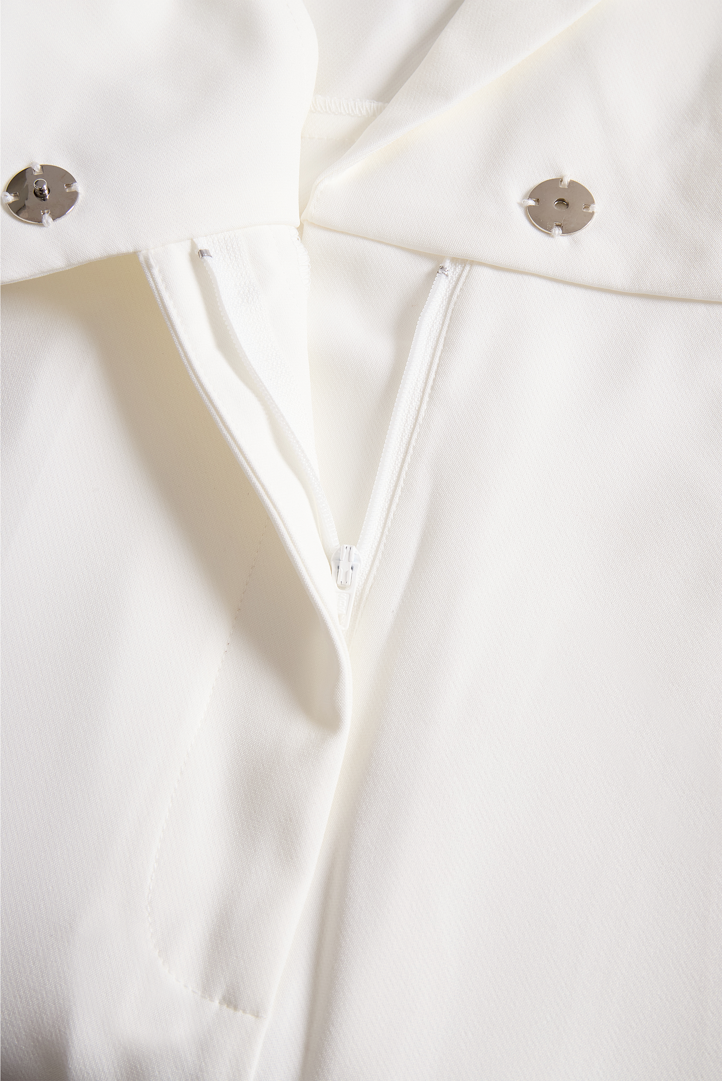 Klasični kombinezon s pasom v slonokoščeni barvi 