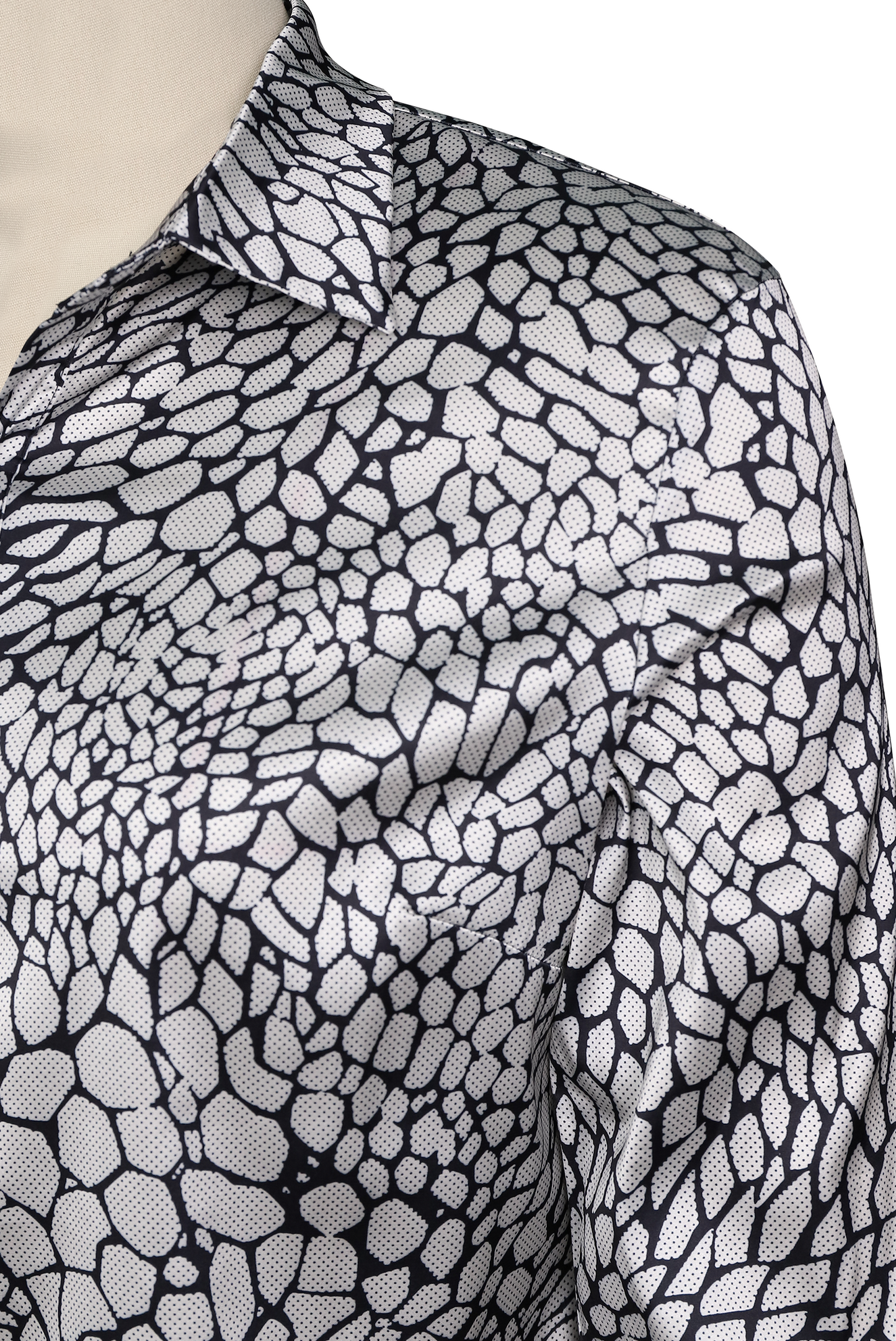 Moderna satenasta bluza s klasičnim kačjim vzorcem in eleganco 