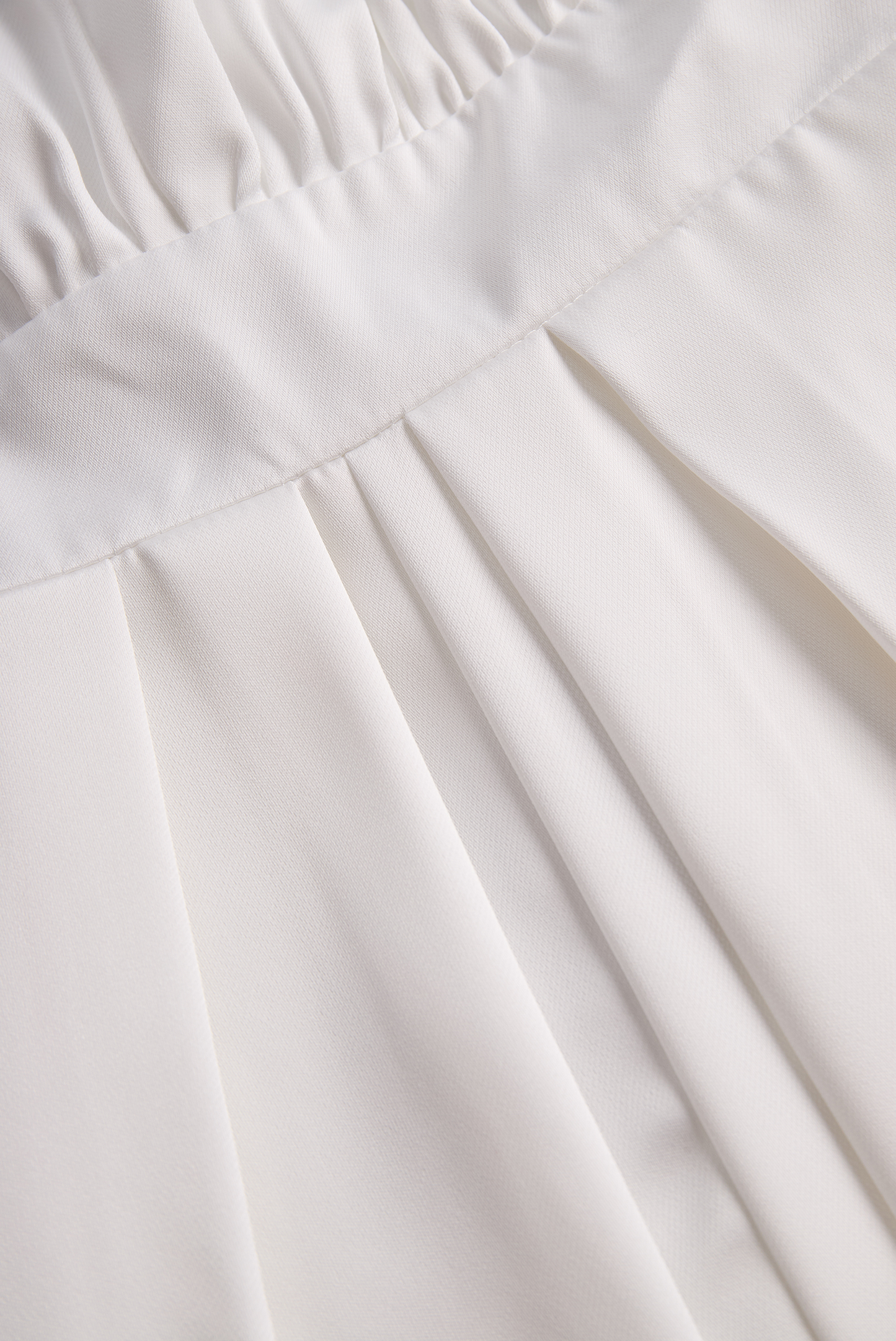 Eleganten satenast kombinezon z nastavljivo ogrlico in enojno verižico