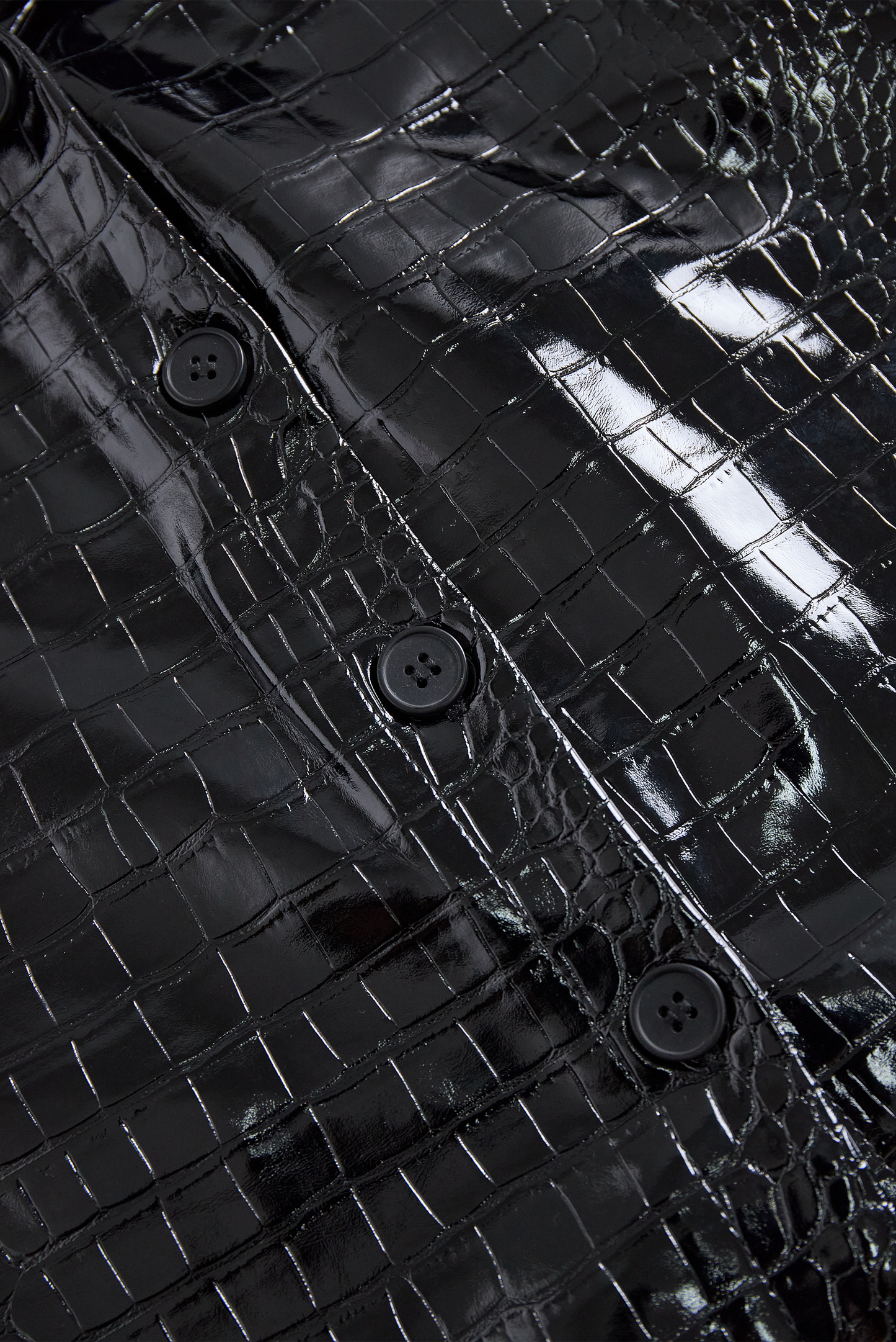 Sijajna črna majica z reliefnim krokodilskim vzorcem 