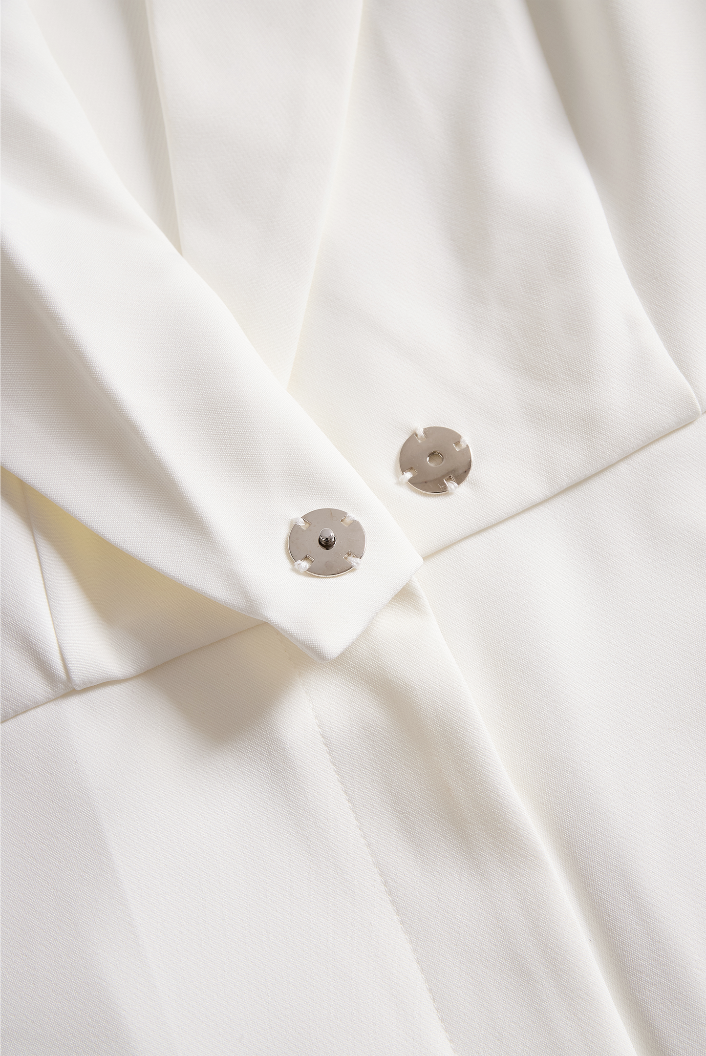 Klasični kombinezon s pasom v slonokoščeni barvi 