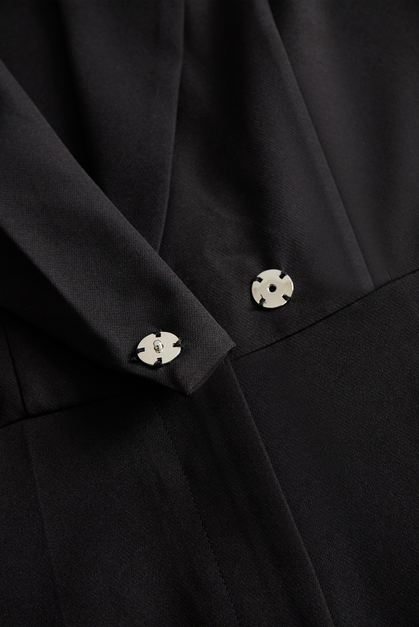 Klasični kombinezon s pasom v slonokoščeni barvi 