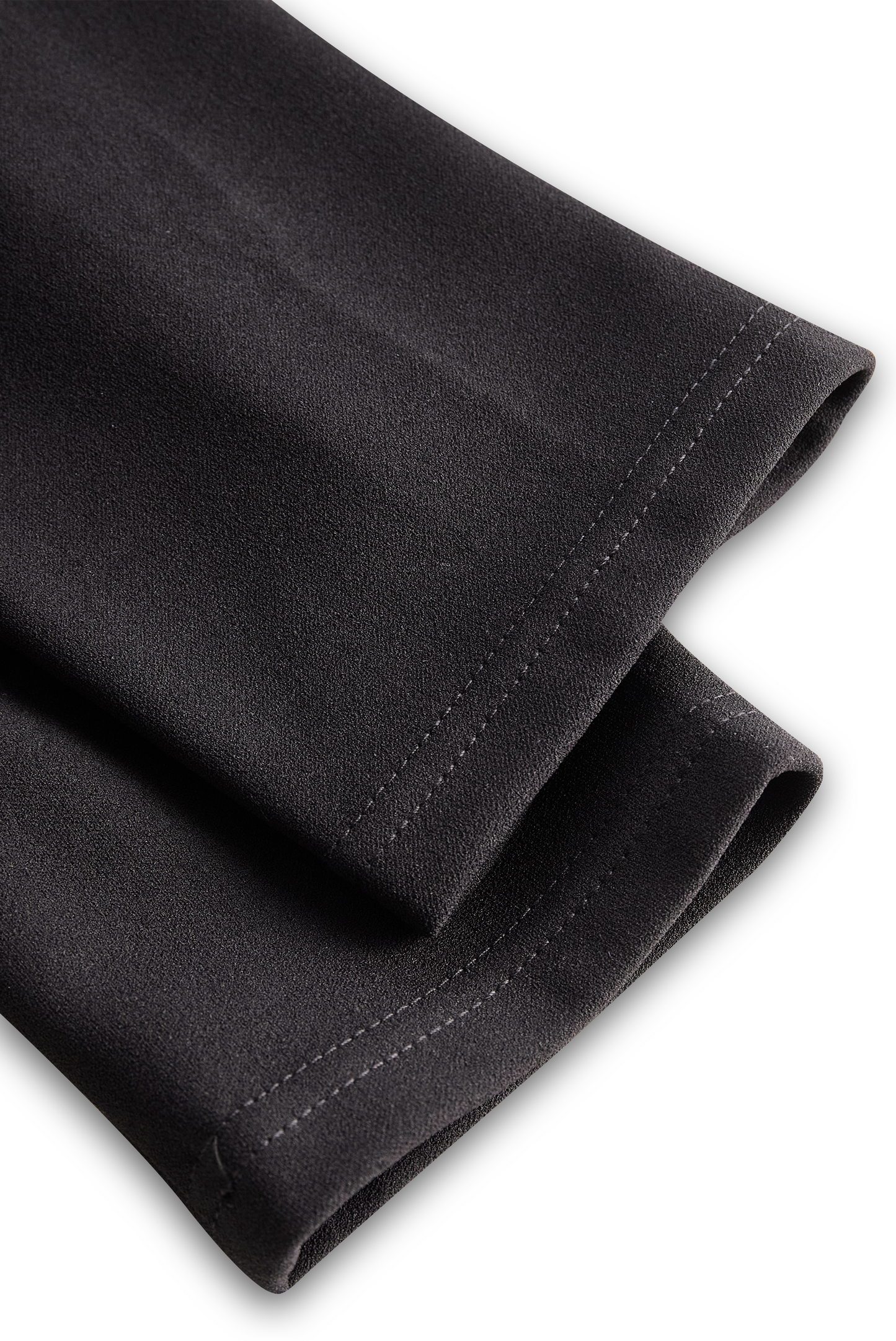 Prefinjena črna obleka s pasom in ogrlico v mandarinskem vzorcu 