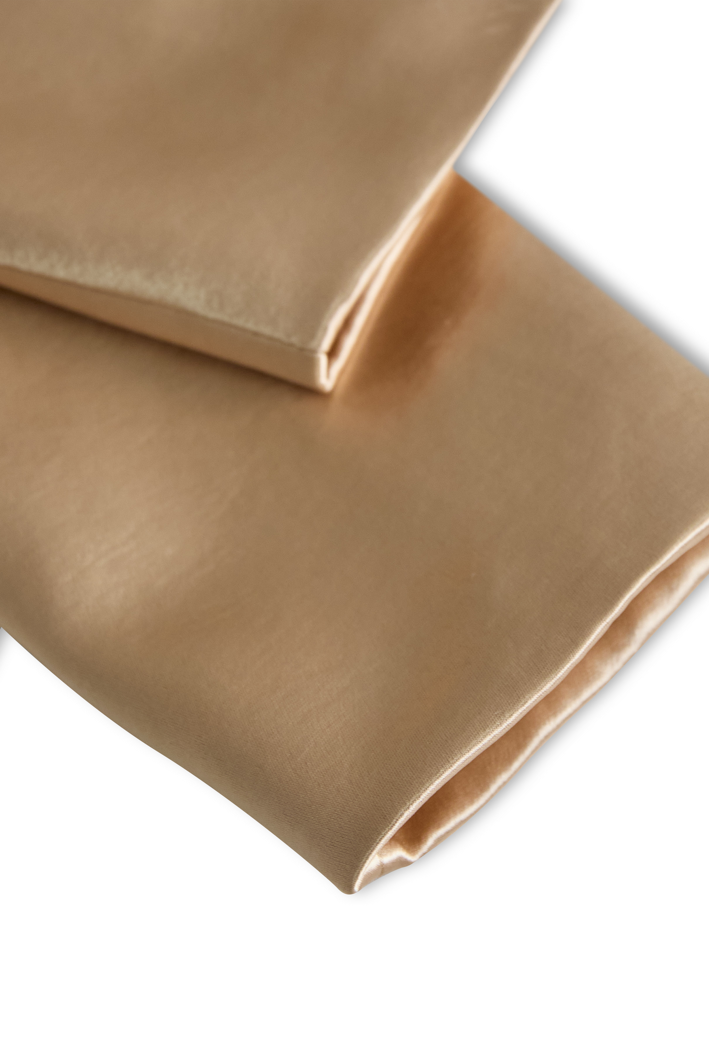 Prefinjen satenasti plašč v barvi šampanjca za brezčasen stil