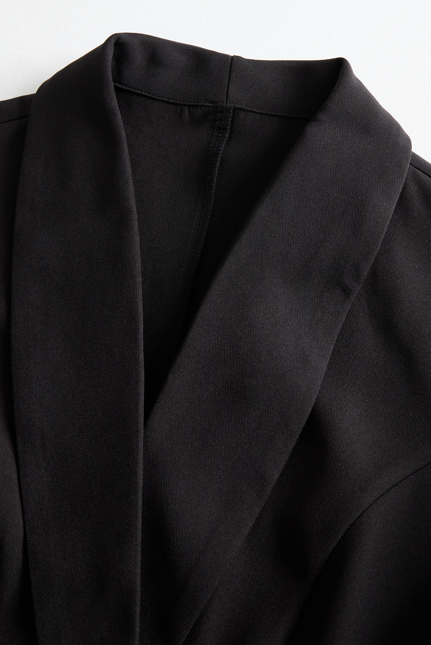 Klasični kombinezon s pasom v slonokoščeni barvi 