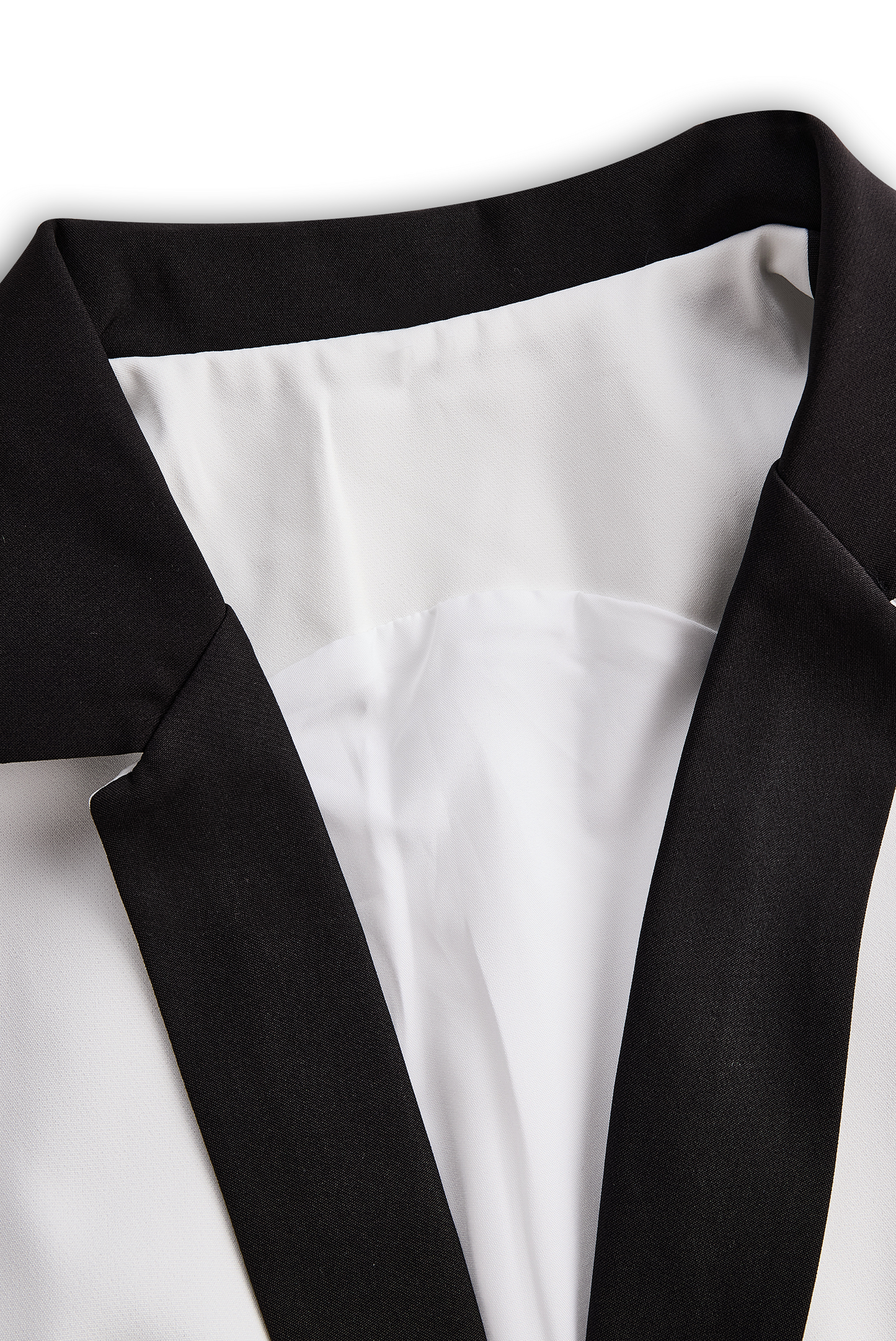 Eleganten bel kombinezon z dvojnimi gumbi in črnim reverjem 