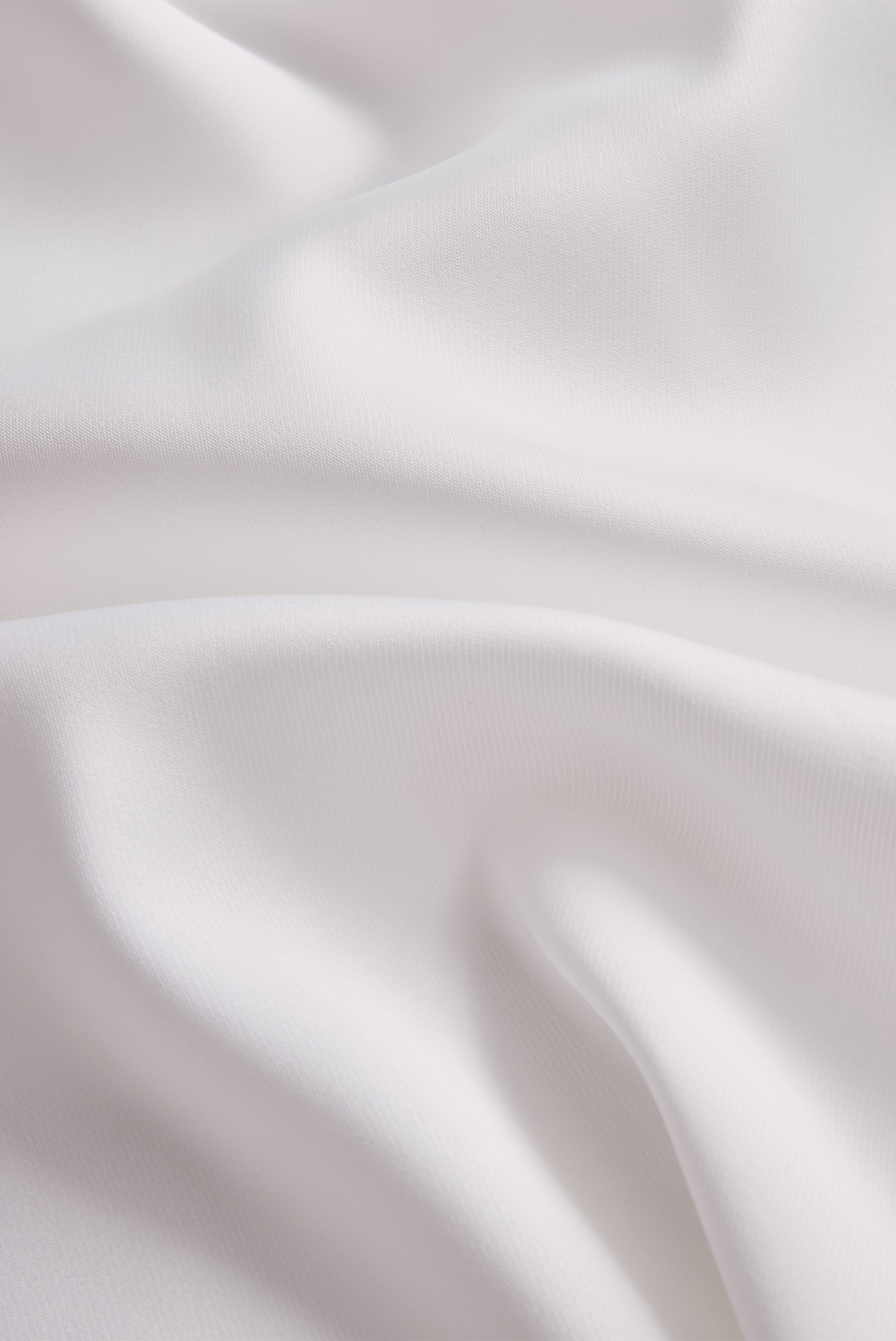 Prefinjena nagubana bluza z visokim ovratnikom