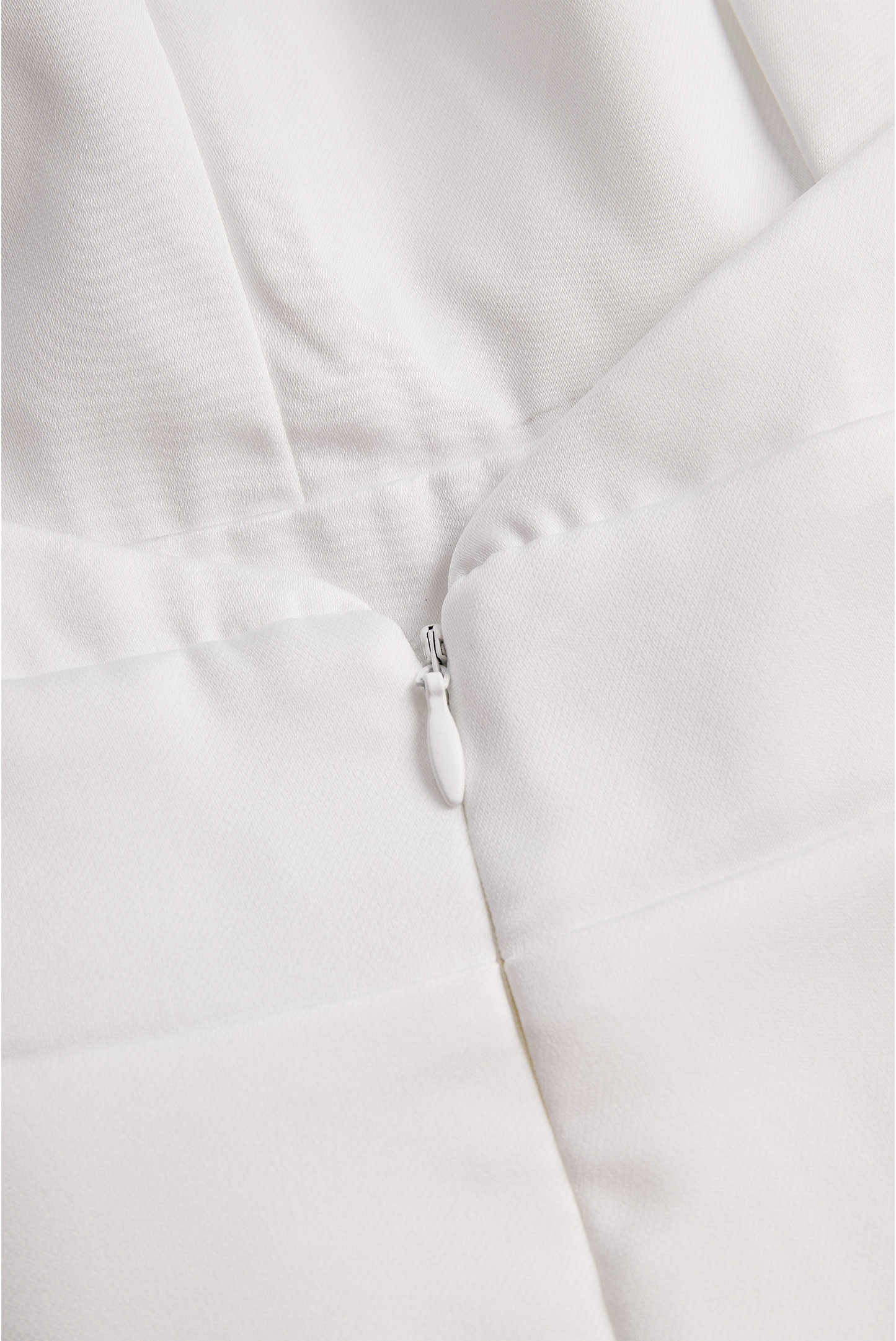 Eleganten satenast kombinezon z nastavljivo ogrlico in enojno verižico