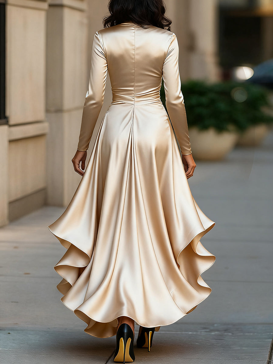 Dolga obleka iz satena v polnočno modri barvi z naborki 