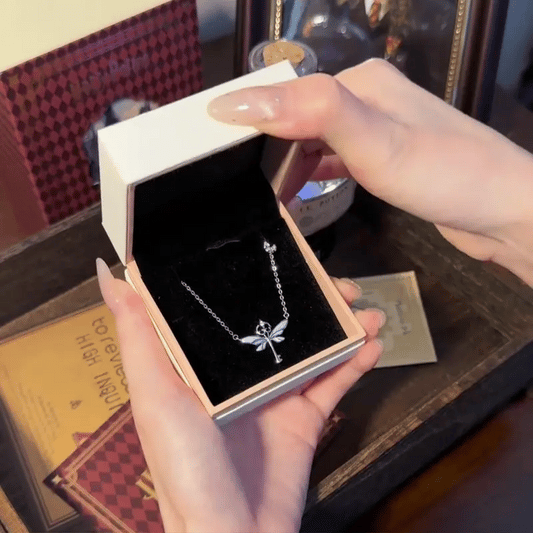 Ogrlica s ključem v obliki metulja, ki se sveti v temi