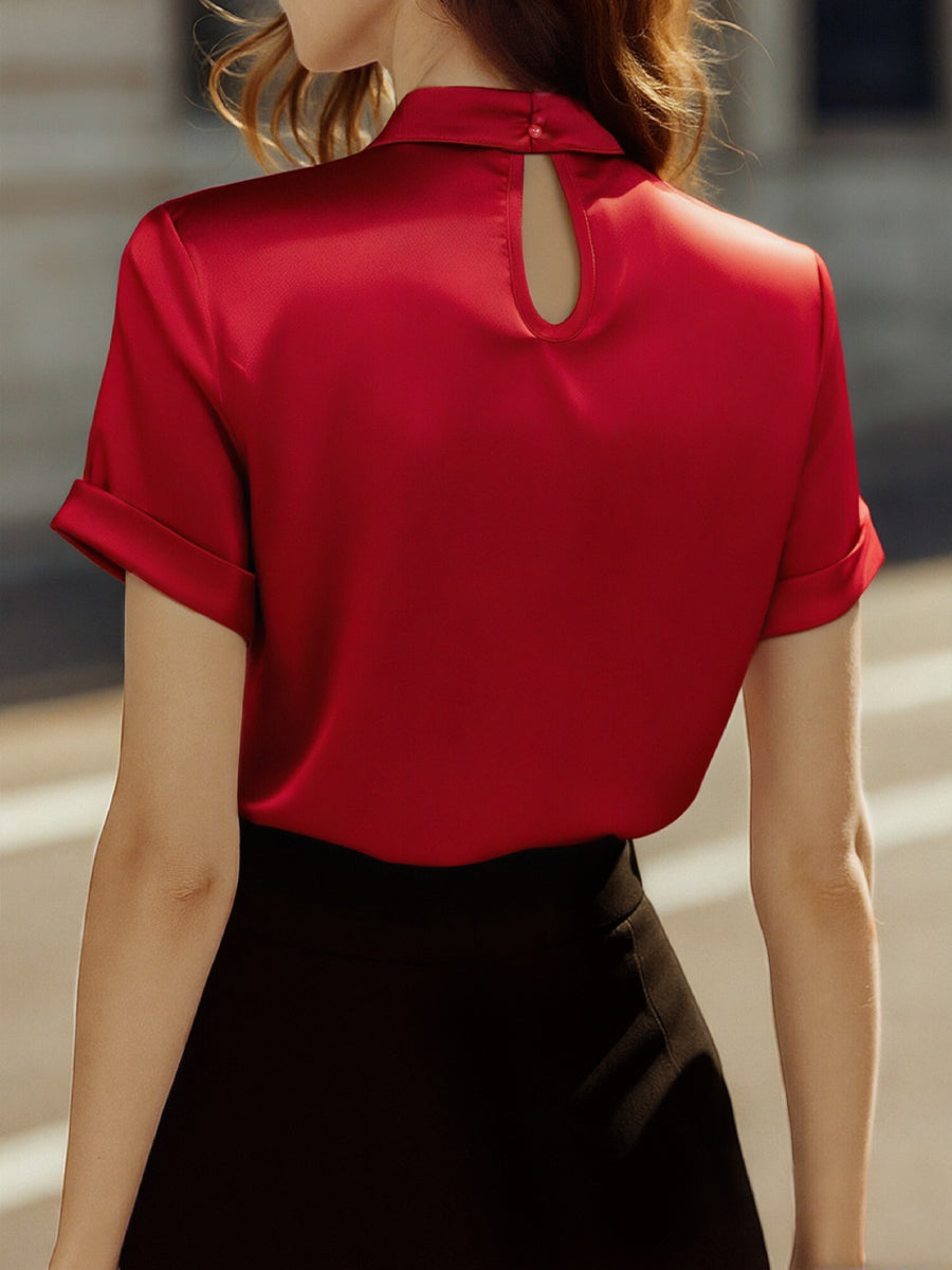 Prefinjena bela satenasta bluza z modernim izrezom v obliki ključavnice 