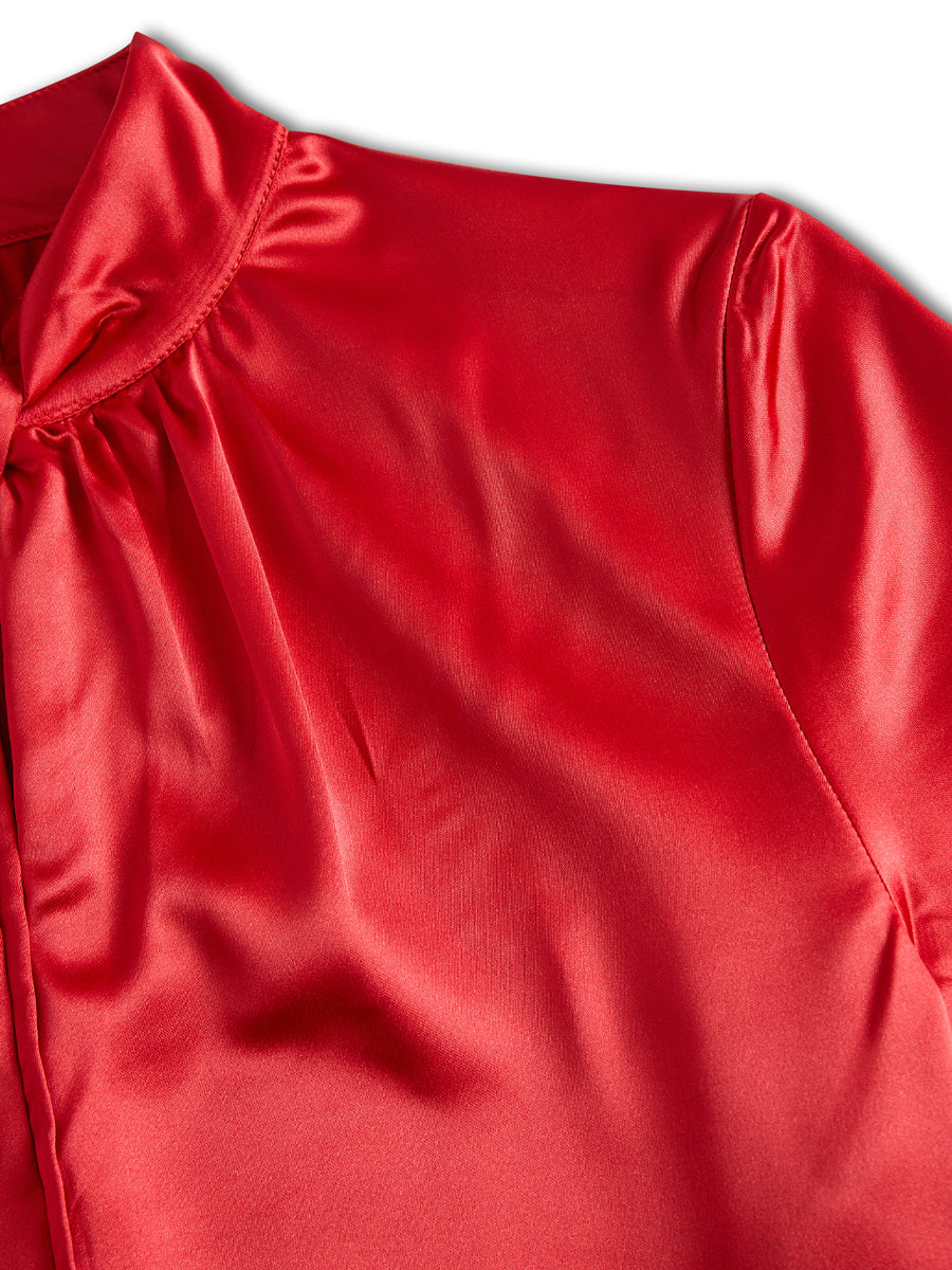 Prefinjena bela satenasta bluza z modernim izrezom v obliki ključavnice 