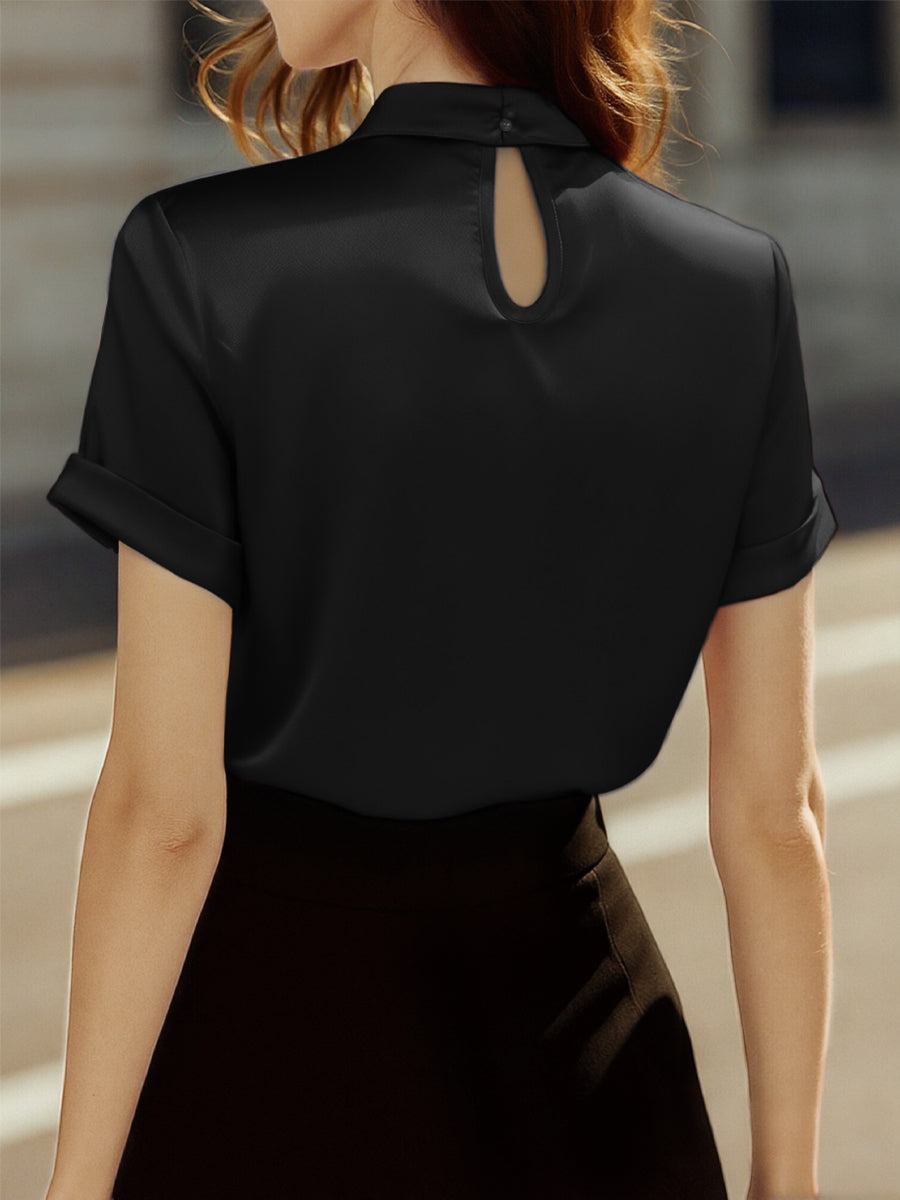 Prefinjena bela satenasta bluza z modernim izrezom v obliki ključavnice 