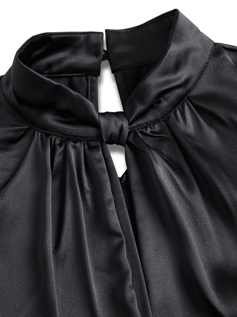 Prefinjena bela satenasta bluza z modernim izrezom v obliki ključavnice 