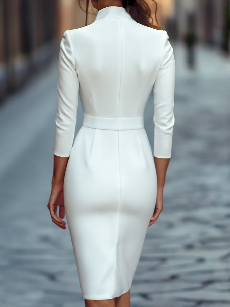 Prefinjena črna obleka s pasom in ogrlico v mandarinskem vzorcu 