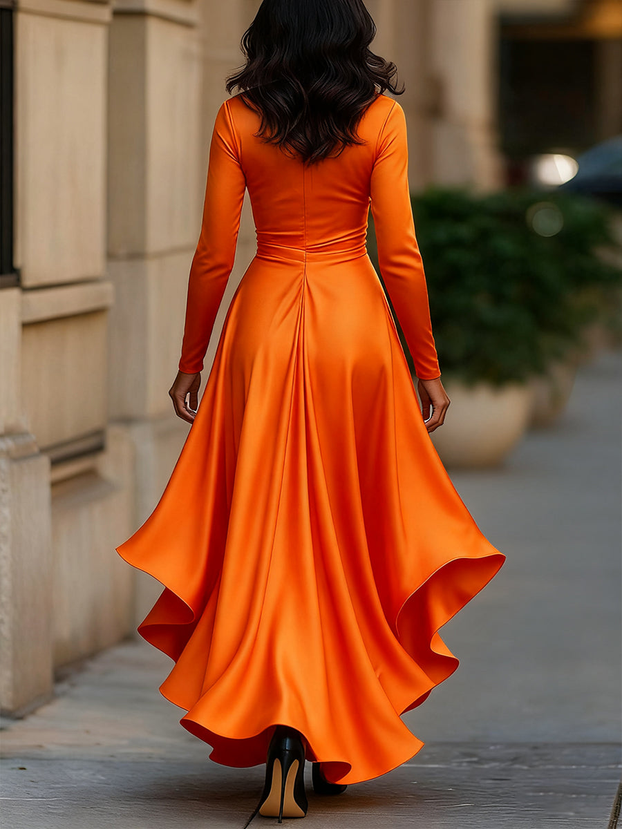 Dolga obleka iz satena v polnočno modri barvi z naborki 