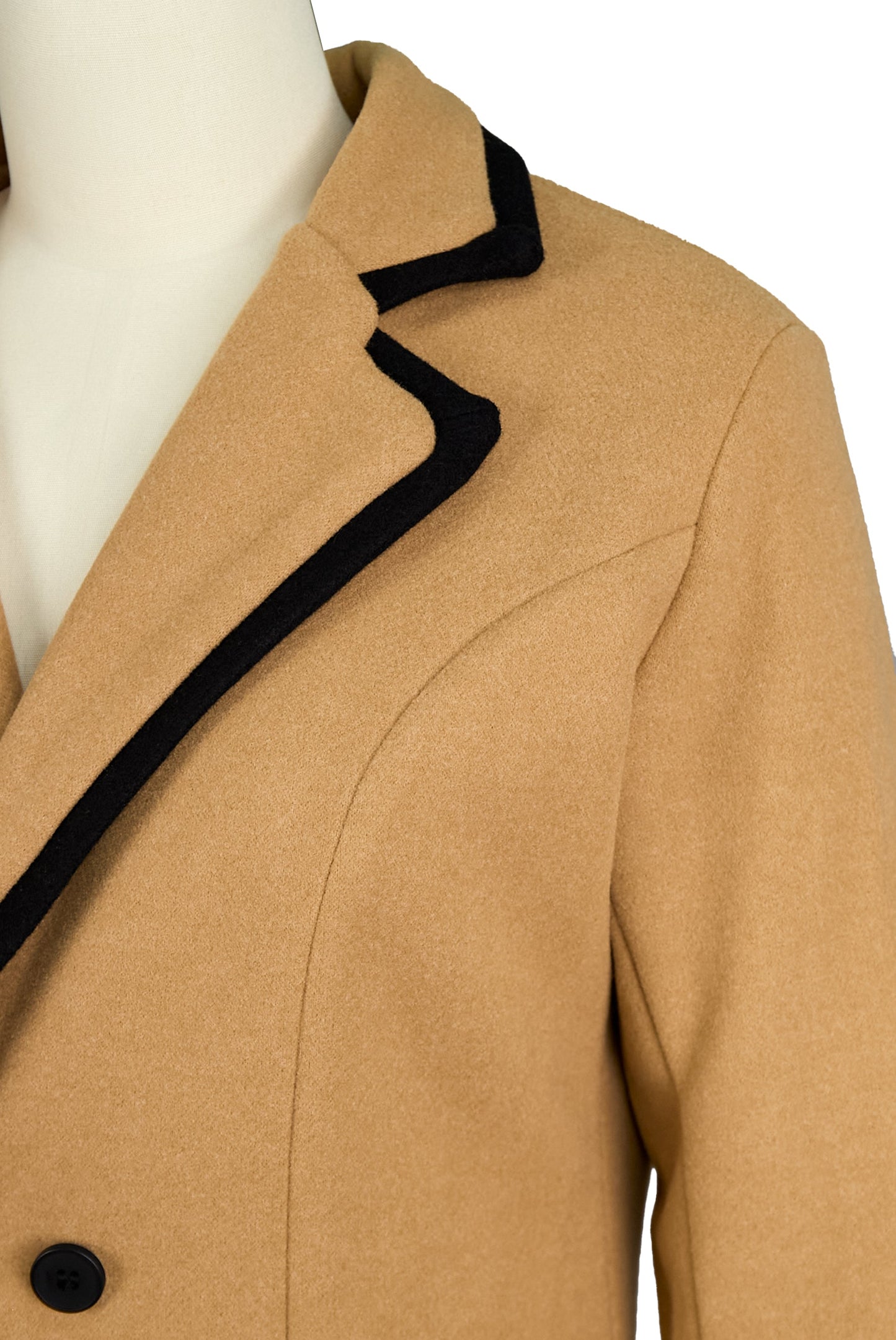 Šik dvoredni bel plašč s črno obrobo