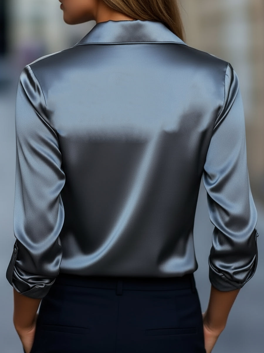 Srebrna satenasta bluza z globokim V-izrezom 