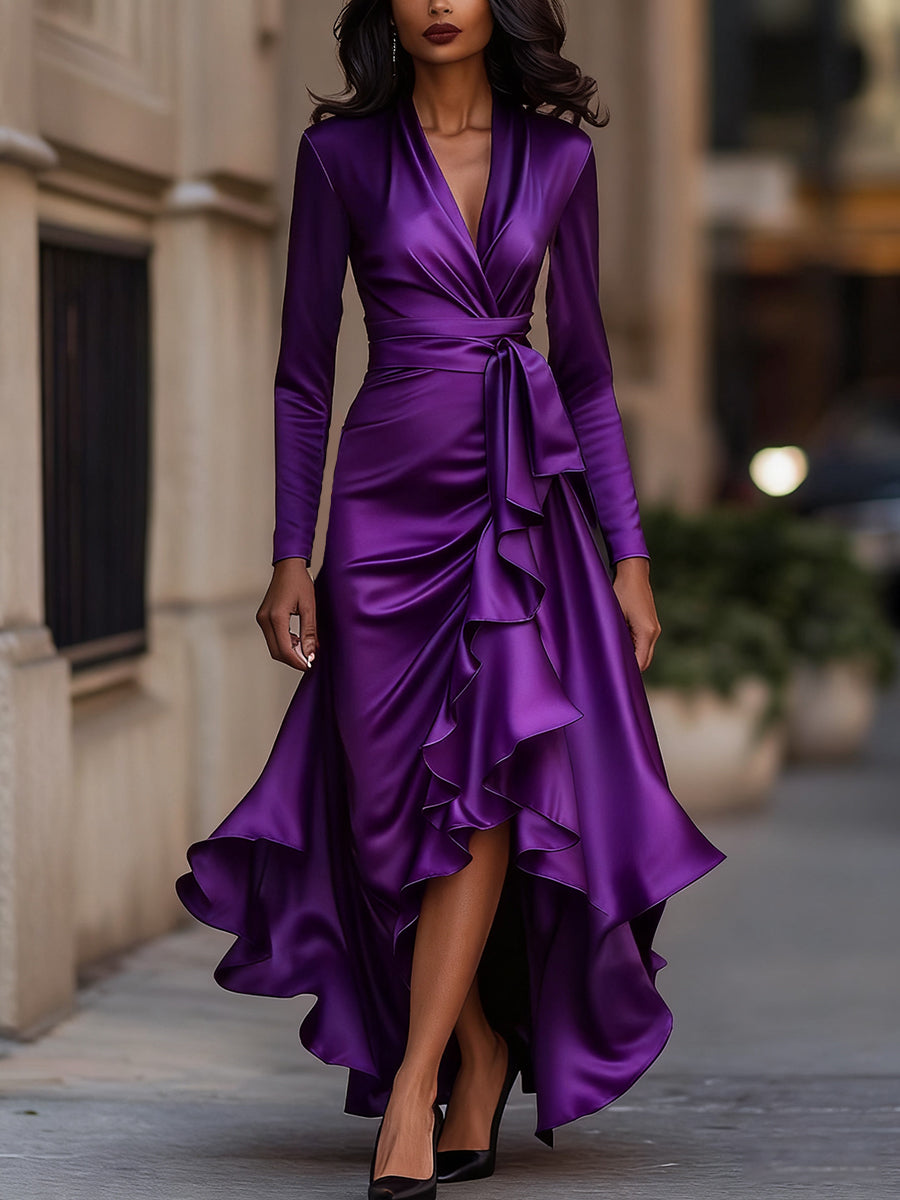 Dolga obleka iz satena v polnočno modri barvi z naborki 