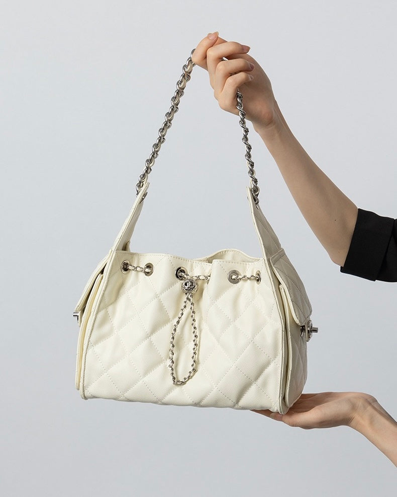 Torba na ramo z velikim žepom iz pravega usnja in vzorcem kaviarja