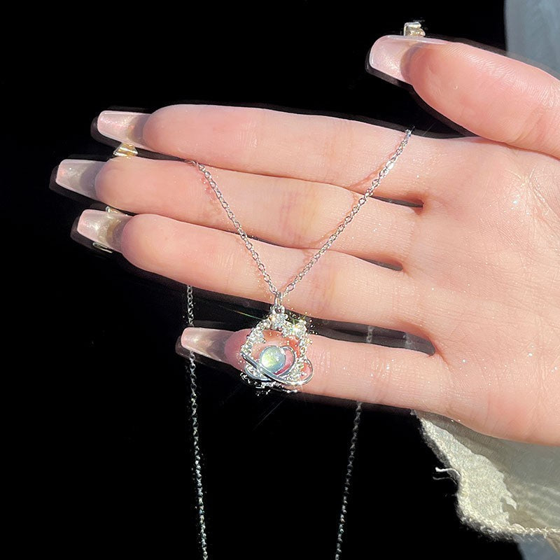 Barvita ogrlica s padajočim planetom