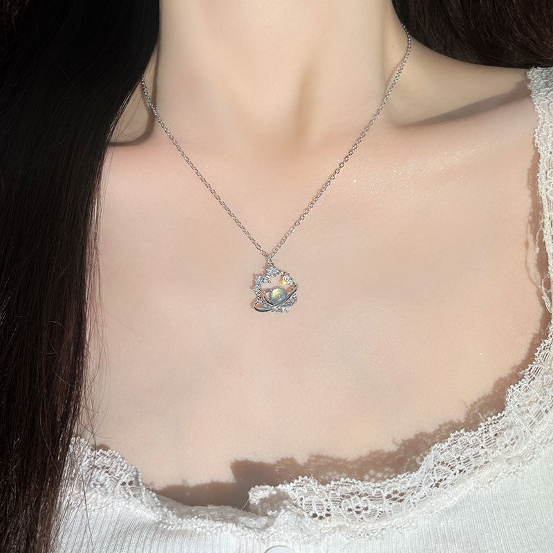 Barvita ogrlica s padajočim planetom