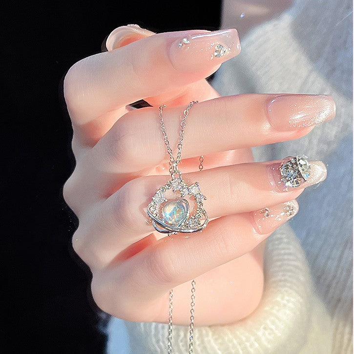 Barvita ogrlica s padajočim planetom