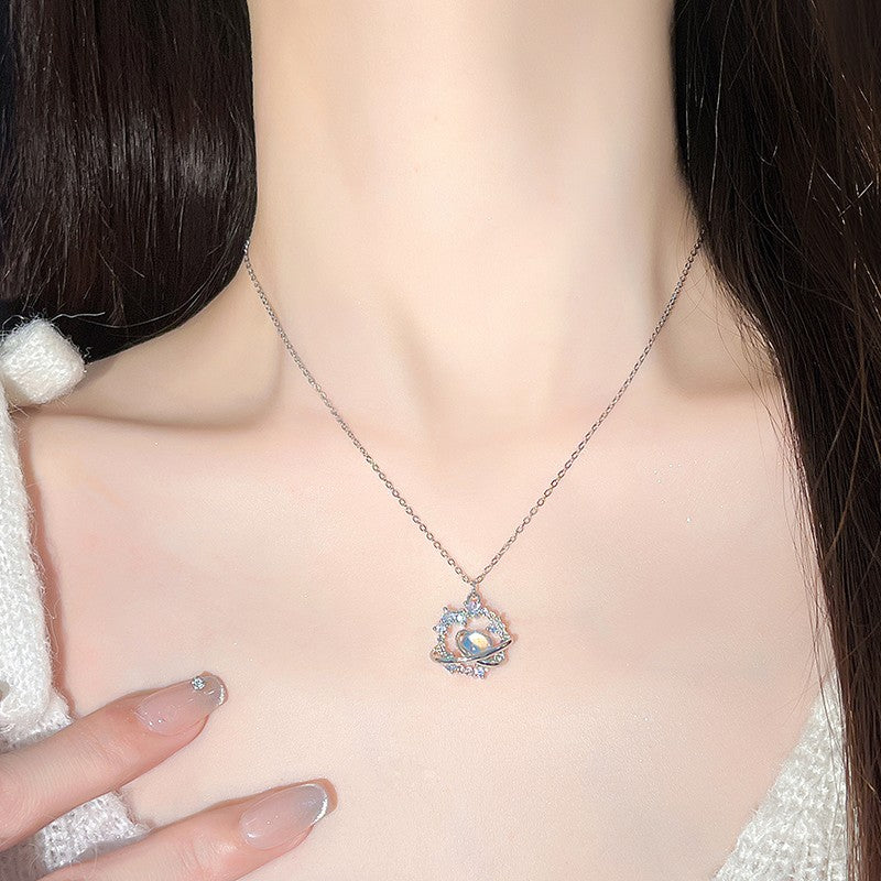 Barvita ogrlica s padajočim planetom