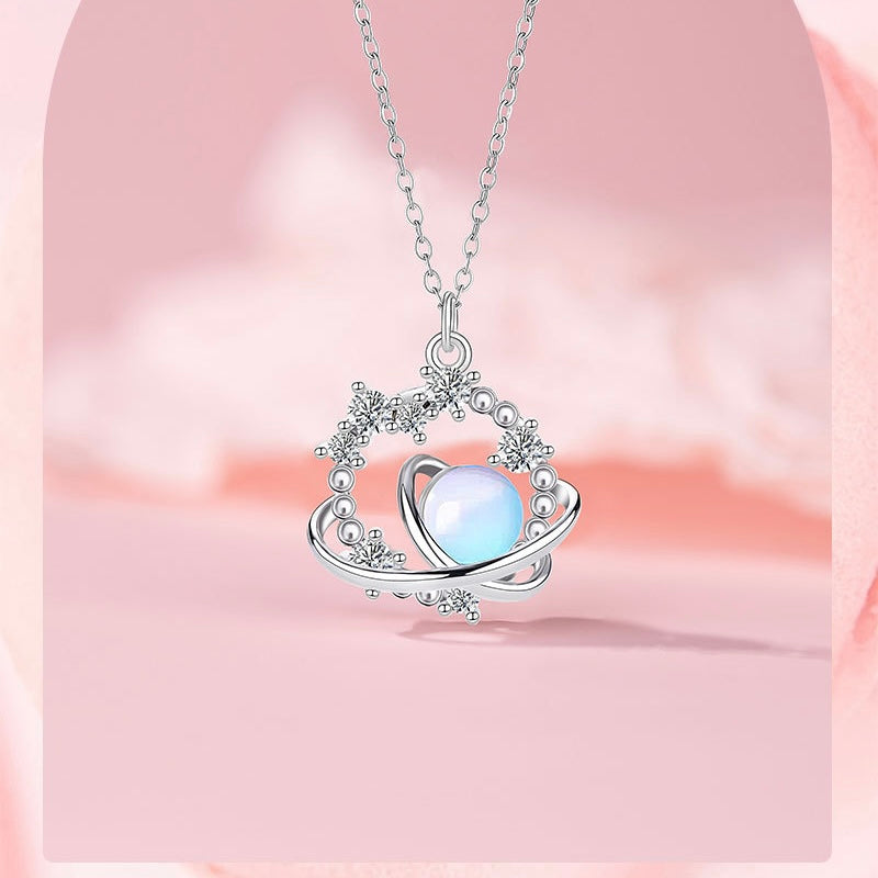 Barvita ogrlica s padajočim planetom