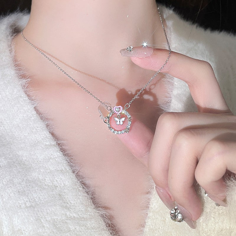 Ogrlica z roza metuljčki