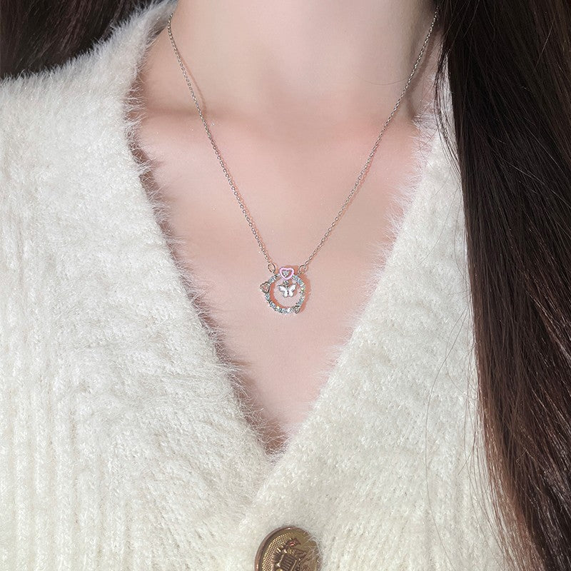 Ogrlica z roza metuljčki