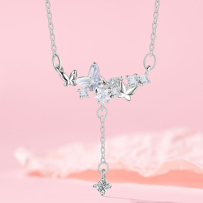 Ogrlica z metuljčkom, ki visi na zvezdah