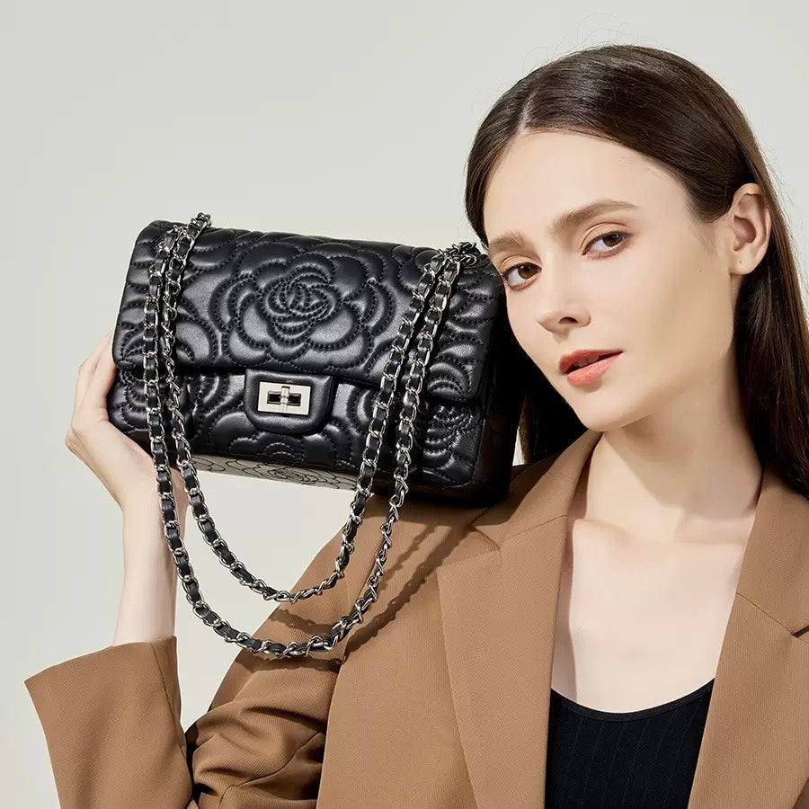 Ženska prešita torba čez telo iz pravega ovčjega usnja z verižico in kamelijo 