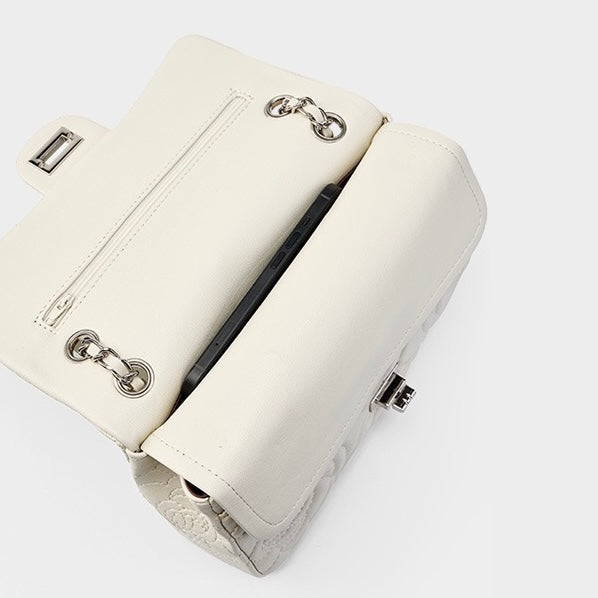 Ženska prešita torba čez telo iz pravega ovčjega usnja z verižico in kamelijo 