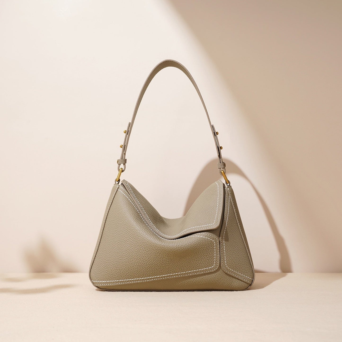 Ženska torba čez ramo iz pravega usnja z geometrijskim vzorcem