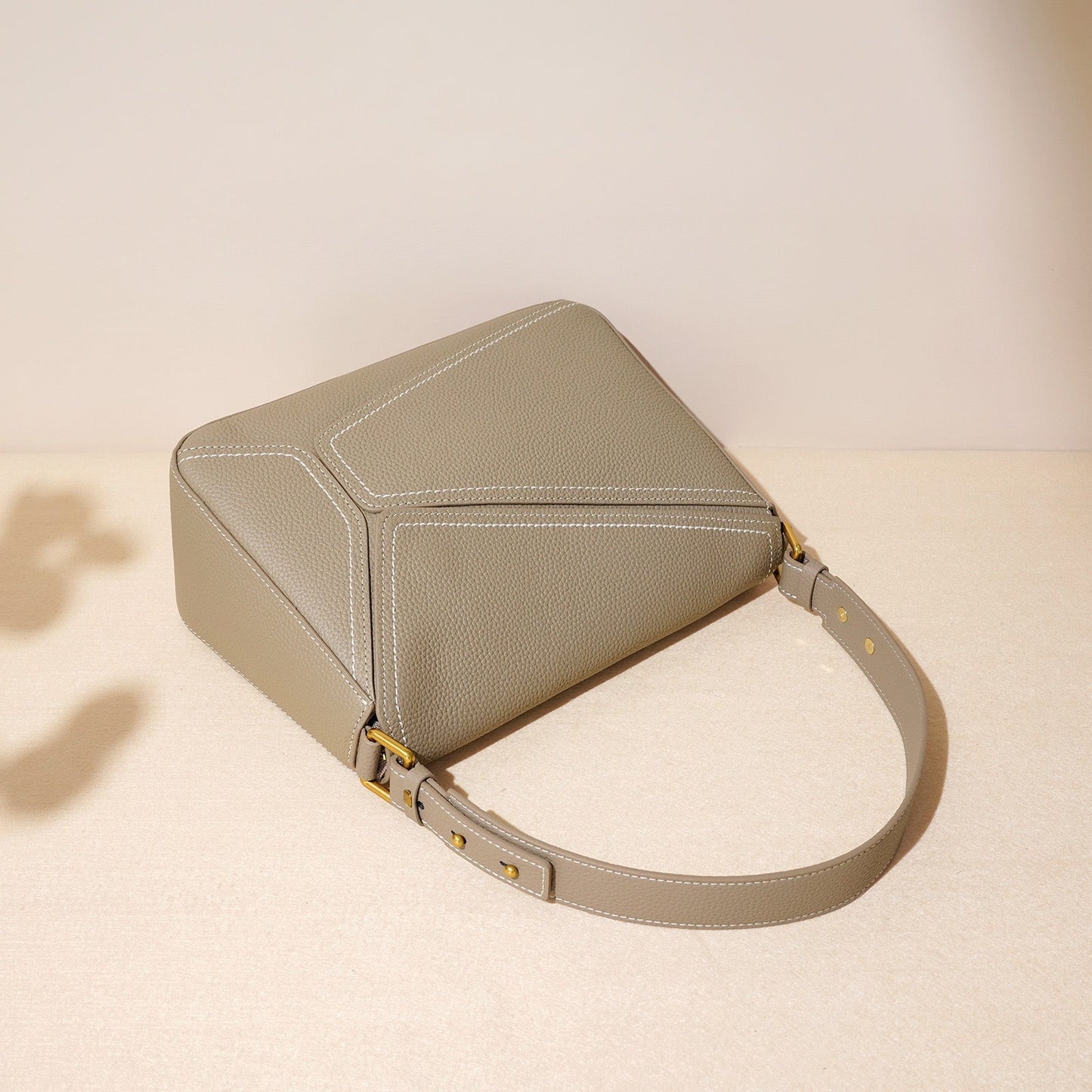 Ženska torba čez ramo iz pravega usnja z geometrijskim vzorcem