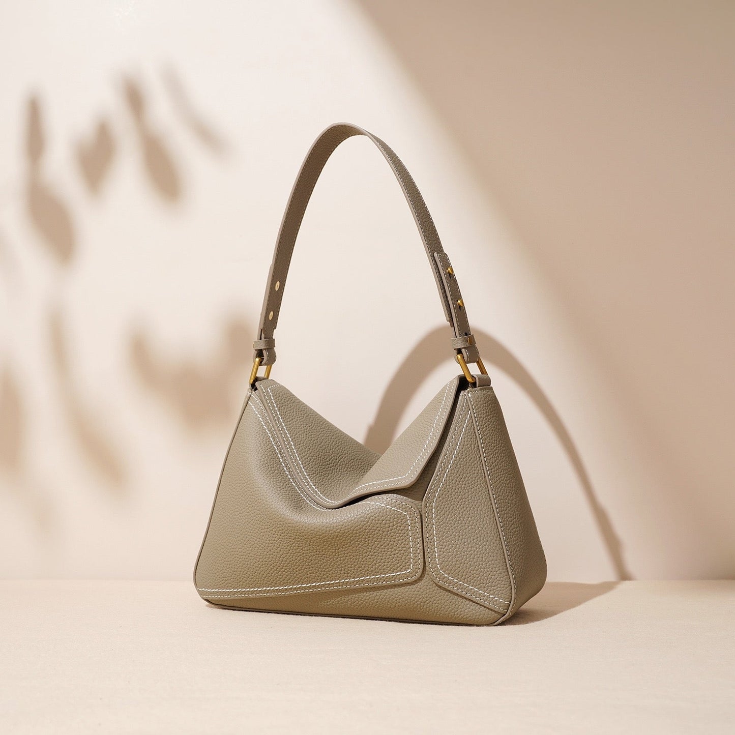 Ženska torba čez ramo iz pravega usnja z geometrijskim vzorcem